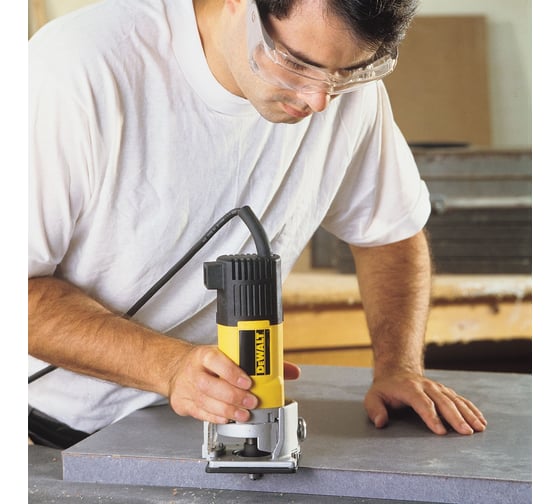 Окантовочный фрезер DEWALT DW 670