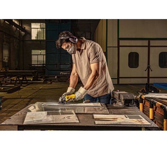 Угловая шлифмашина Stanley SG6115-RU
