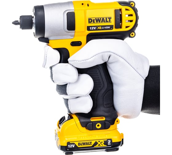 Аккумуляторный шуруповерт DEWALT DCF 815 D2