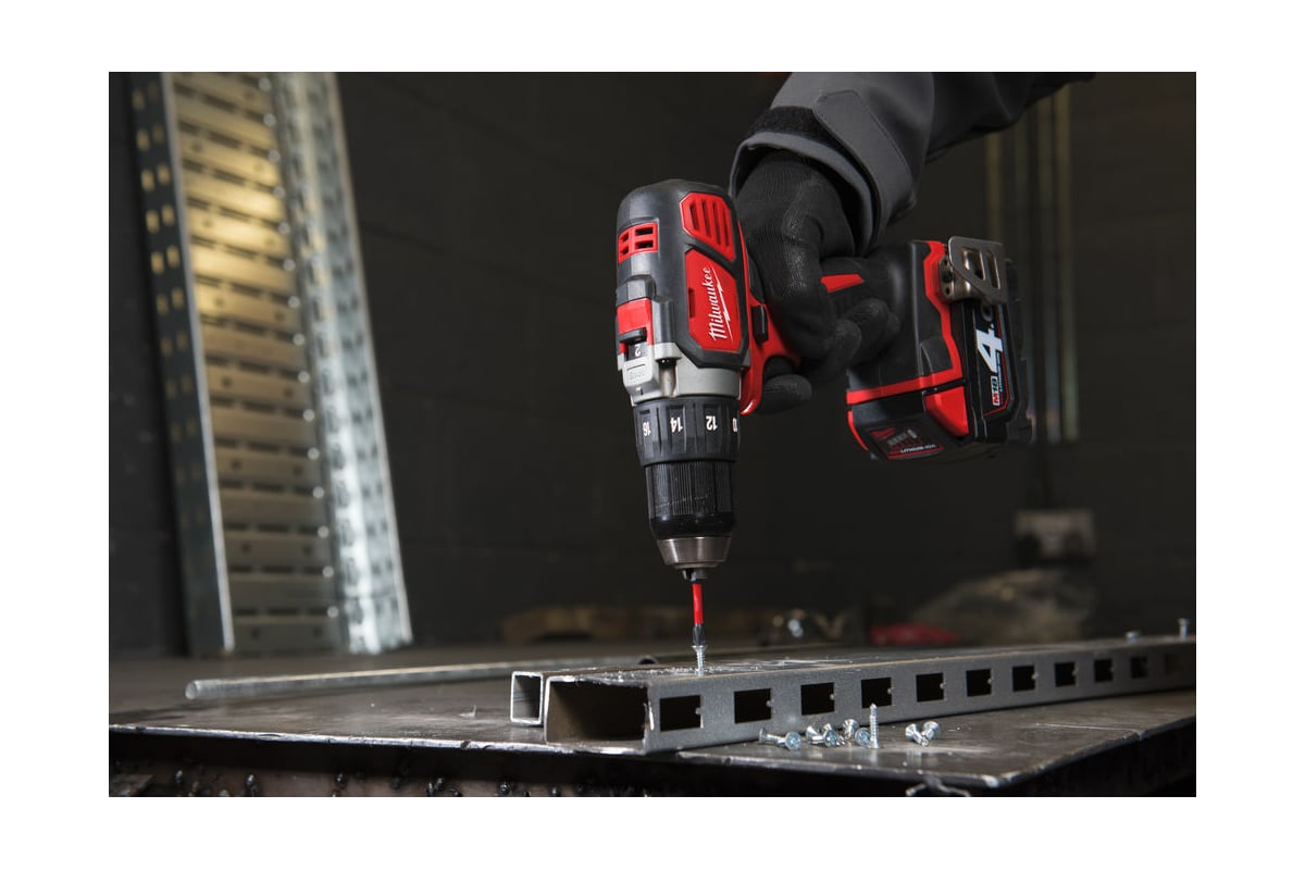 Milwaukee m18 bdd. Milwaukee m18 BDD-402c. Milwaukee m18 FHX. Алмазная дрель Milwaukee. Сварщиков и аккумуляторные дрели.