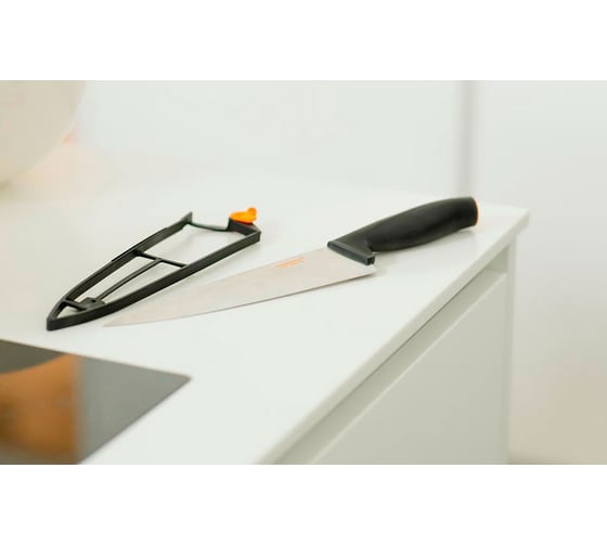 Поварской нож в чехле Fiskars FF 20см 1014197