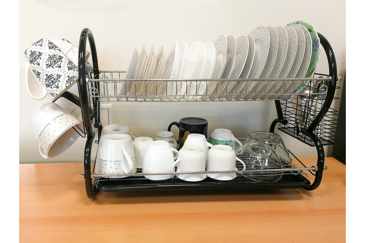 открытые сушки для посуды в интерьере кухни