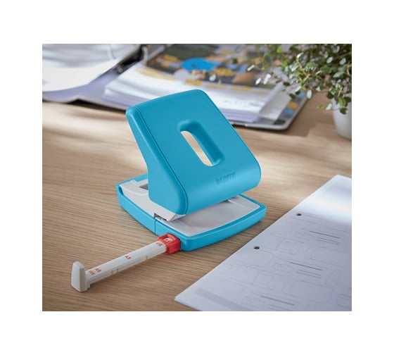 Дырокол LEITZ Cosy soft touch 30 листов, синий 50040061