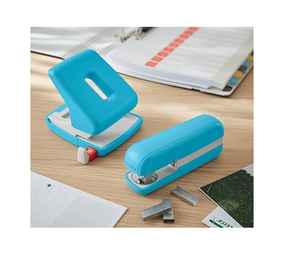 Дырокол LEITZ Cosy soft touch 30 листов, синий 50040061