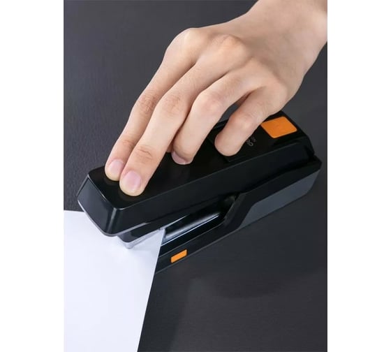Настольный степлер DELI E0476 BLACK 30 листов снижение усилия черный 100 скоб закрытый/открытый 1361669
