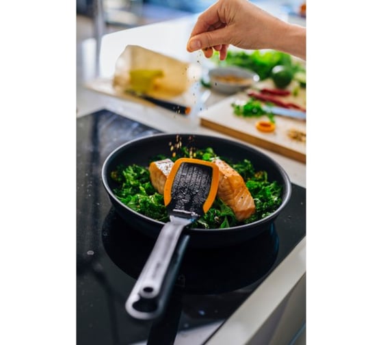 Лопатка с силиконовыми краями Fiskars FF 1027300