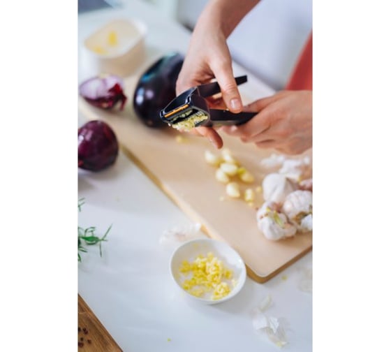 Пресс для чеснока Fiskars 1028361