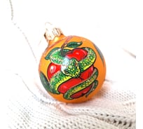 Елочная игрушка-шар КОЛОМЕЕВ Змей с яблоком Символ года 2025 размер 6,5 см из стекла в подарочной упаковке УТ-00002910