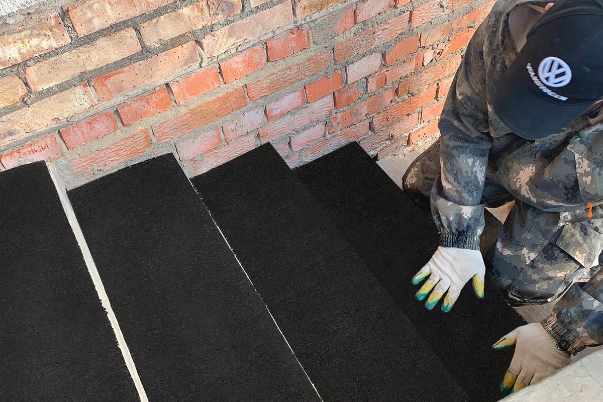 Противоскользящие резиновые накладки на ступени Alegria Top black step  1250x300x4 мм 3 шт 1253004TBST