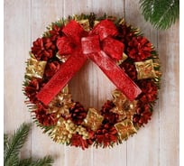 Новогодний венок Зимнее волшебство d-22 см, Бант, шишки и подарки 2372208