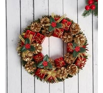 Новогодний венок Зимнее волшебство d-22 см, Шишки и красные подарки 2372210