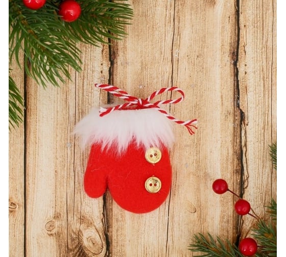 Мягкая подвеска Зимнее волшебство "Варежка пушистая с пуговками" 7.5х6 см, красный 1381156 1