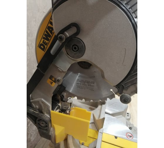 Торцовочная пила DEWALT DWS713 35