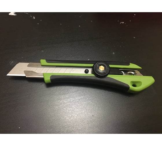 Нож со сменным лезвием с фиксацией, двухкомпонентный корпус