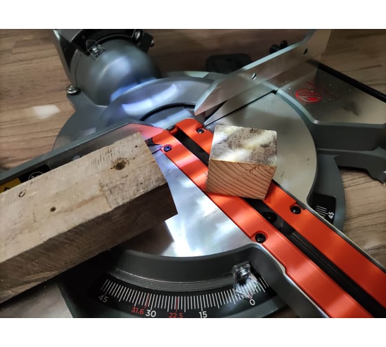Торцовочная пила с протяжкой Black&Decker BES710 24
