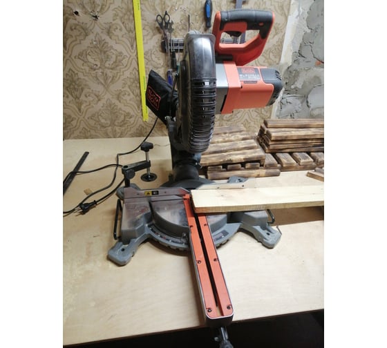 Торцовочная пила с протяжкой Black&Decker BES710 21