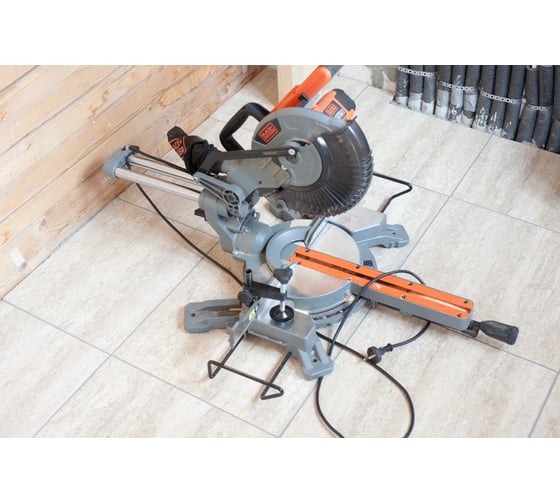 Торцовочная пила c протяжкой Black&Decker BES700 - выгодная цена ...