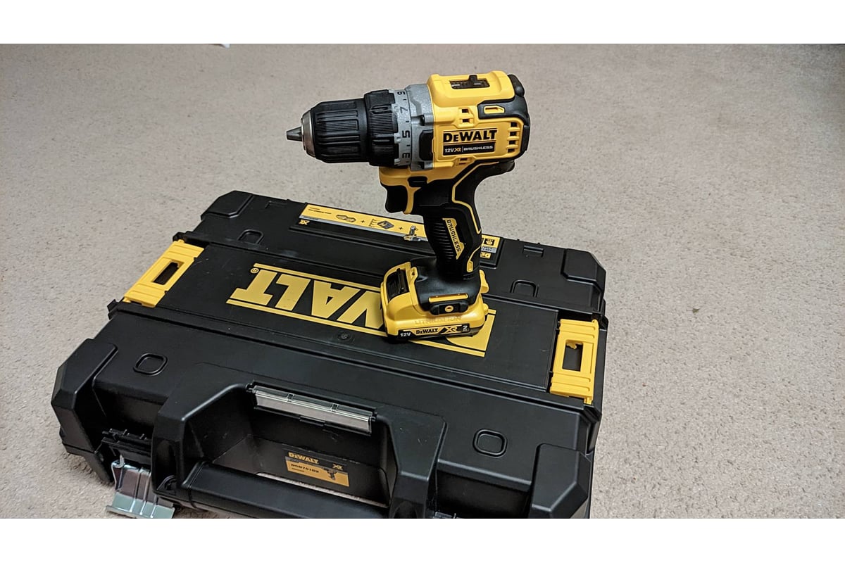 Dewalt 12 в xr dcd701d2 qw. DEWALT dcd701d2. Шуруповерт 12 v DEWALT dcd701d2. Компактная дрель-шуруповерт DEWALT 12 В XR dcd701d2-qw сравнение с обычным.