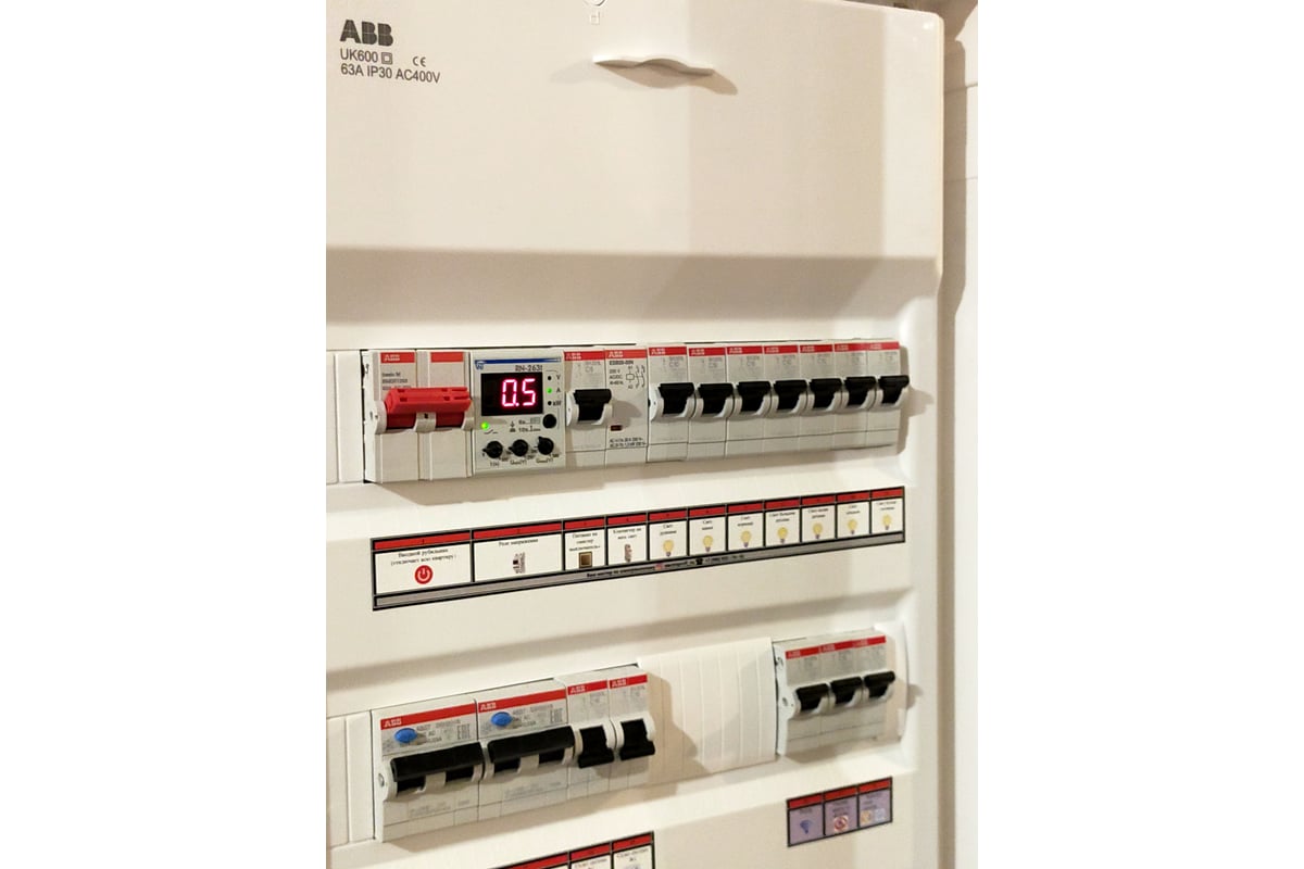 Шкаф внутреннего монтажа abb uk640v3ru на 48м с винтовыми n pe 2cpx077858r9999