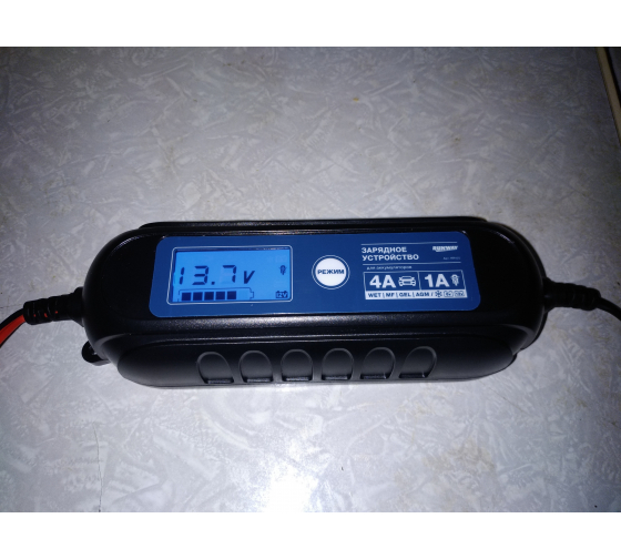 Умное зарядное устройство для аккумуляторов RUNWAY Smart car charger 6/12В, ток 1А/4А RR105 11