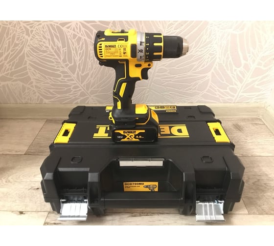 Аккумуляторная дрель-шуруповерт DEWALT DCD 790 M2 40