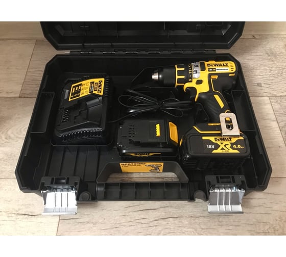 Аккумуляторная дрель-шуруповерт DEWALT DCD 790 M2 42