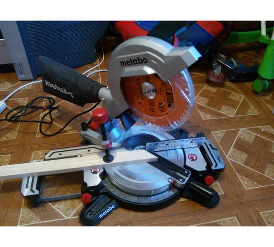 Торцовочная пила Metabo KS 216 M Lasercut 619216000 63