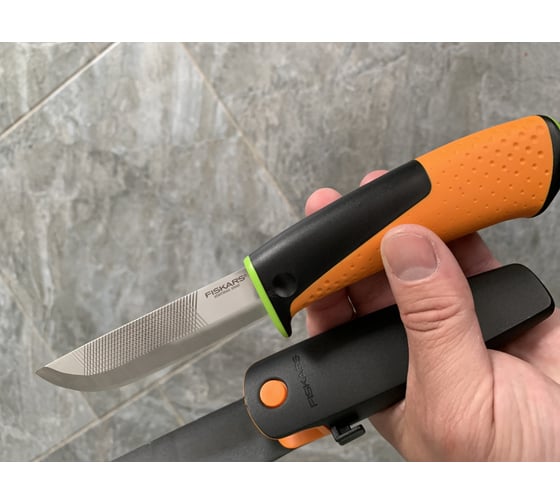 Нож для тяжелых работ с точилкой Fiskars 1023619 - выгодная цена ...