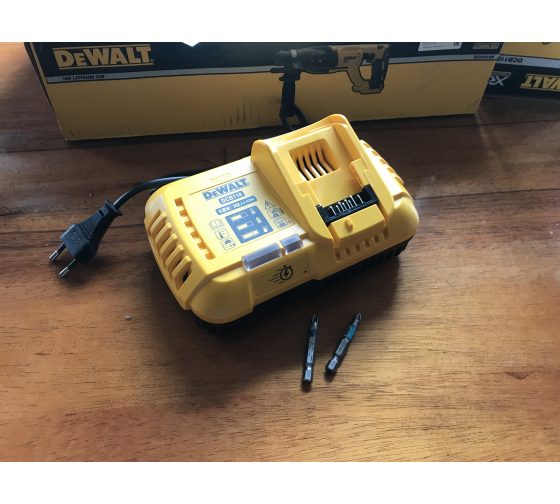 Универсальное зарядное устройство (18-54 В) DEWALT DCB118 20