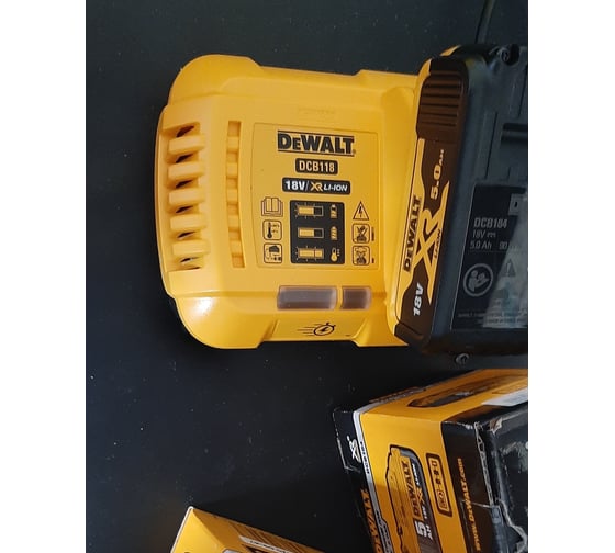 Универсальное зарядное устройство (18-54 В) DEWALT DCB118 18