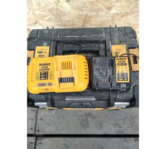 Универсальное зарядное устройство (18-54 В) DEWALT DCB118 11