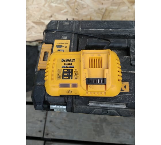 Универсальное зарядное устройство (18-54 В) DEWALT DCB118 12