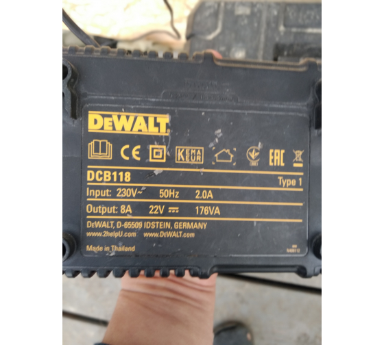 Универсальное зарядное устройство (18-54 В) DEWALT DCB118 14
