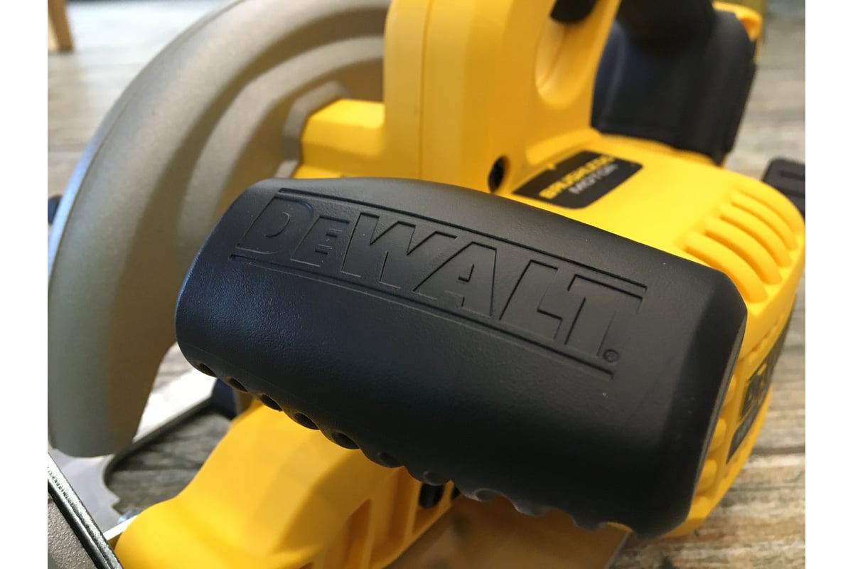 Бесщеточная дисковая пила DEWALT DCS570NT - выгодная цена, отзывы ...