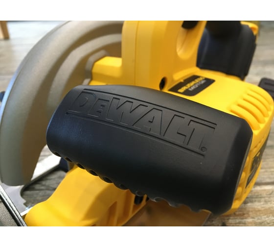 Бесщеточная дисковая пила DEWALT DCS570NT 94