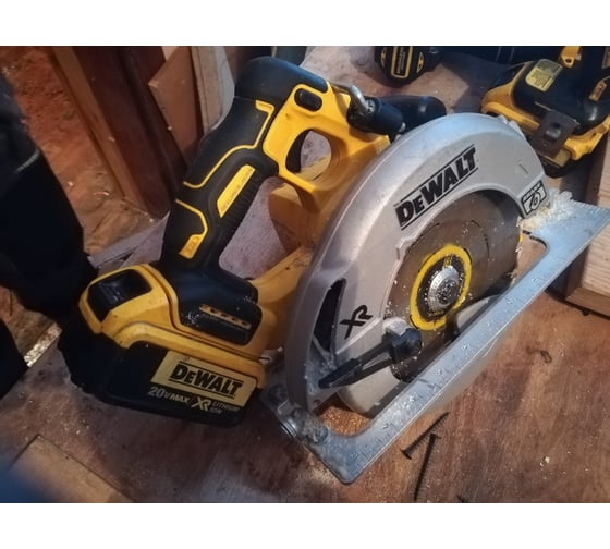 Бесщеточная дисковая пила DEWALT DCS570NT 80