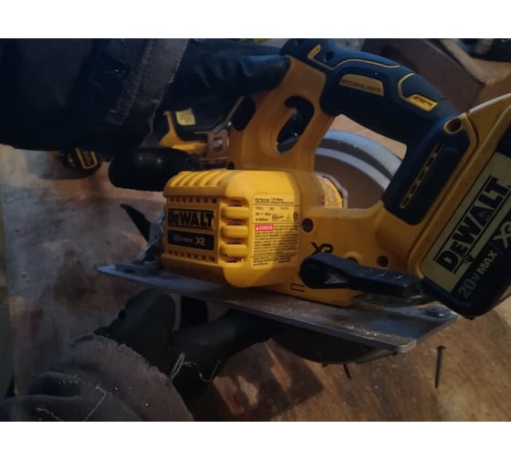 Бесщеточная дисковая пила DEWALT DCS570NT 82