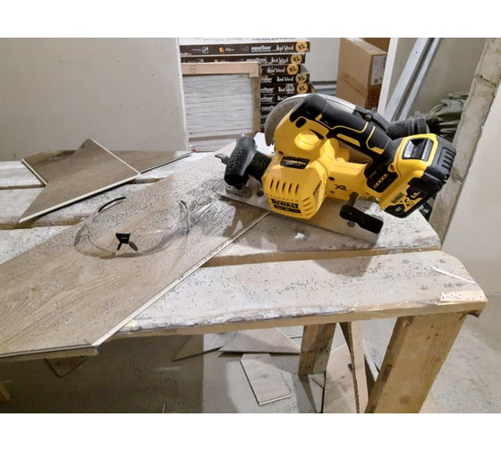 Бесщеточная дисковая пила DEWALT DCS570NT 79