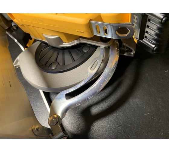 Бесщеточная дисковая пила DEWALT DCS570NT 37