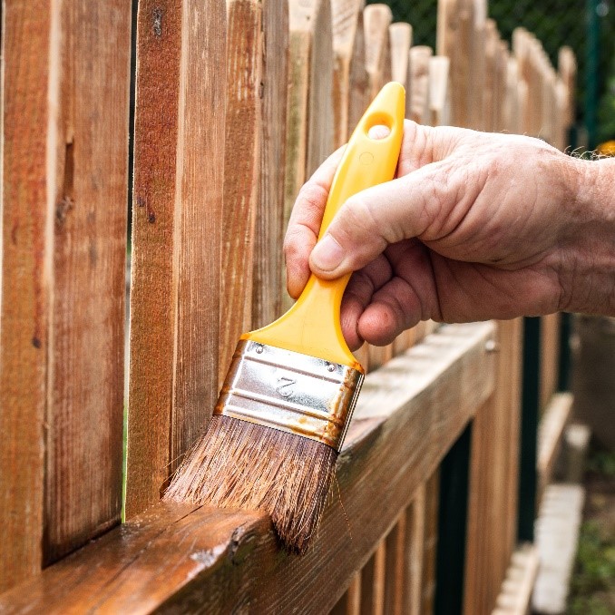 Советы профи: как красить забор из дерева, металла и бетона