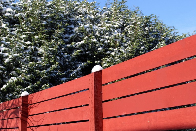 Каким цветом покрасить забор на даче?