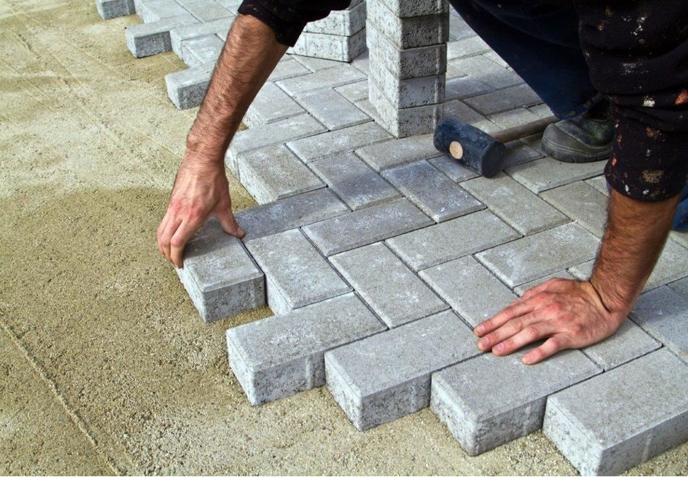 Как положить тротуарную плитку на бетон?