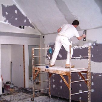Как штукатурить верх стены у потолка