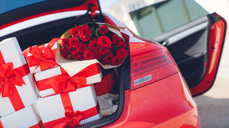 Переоформление автомобиля на жену: дарственная или договор купли-продажи?